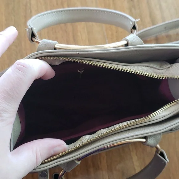 NWOT Crossbody purse with attachable strap - Picture 4 of 9